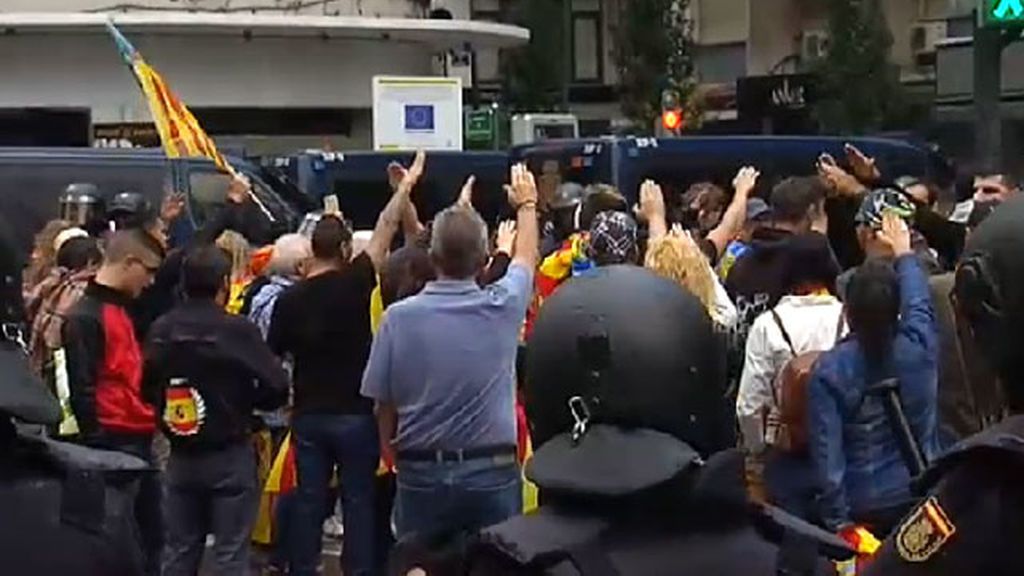 La Policía carga contra 200 ultraderechistas en Valencia