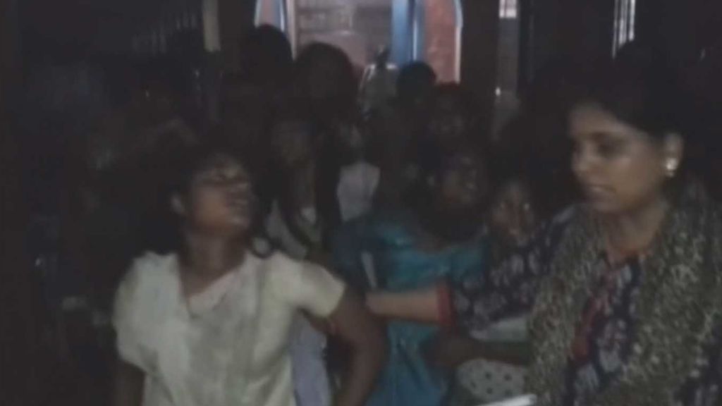 Brutal paliza de un grupo de jóvenes a 34 niñas indias en un internado