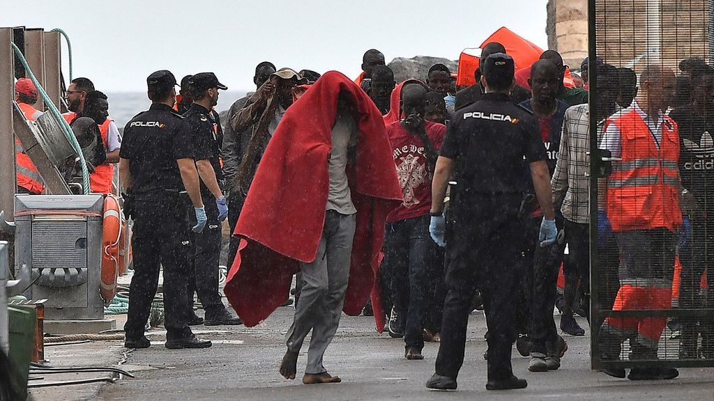 Rescatan a 196 personas a bordo de cuatro pateras en Almería