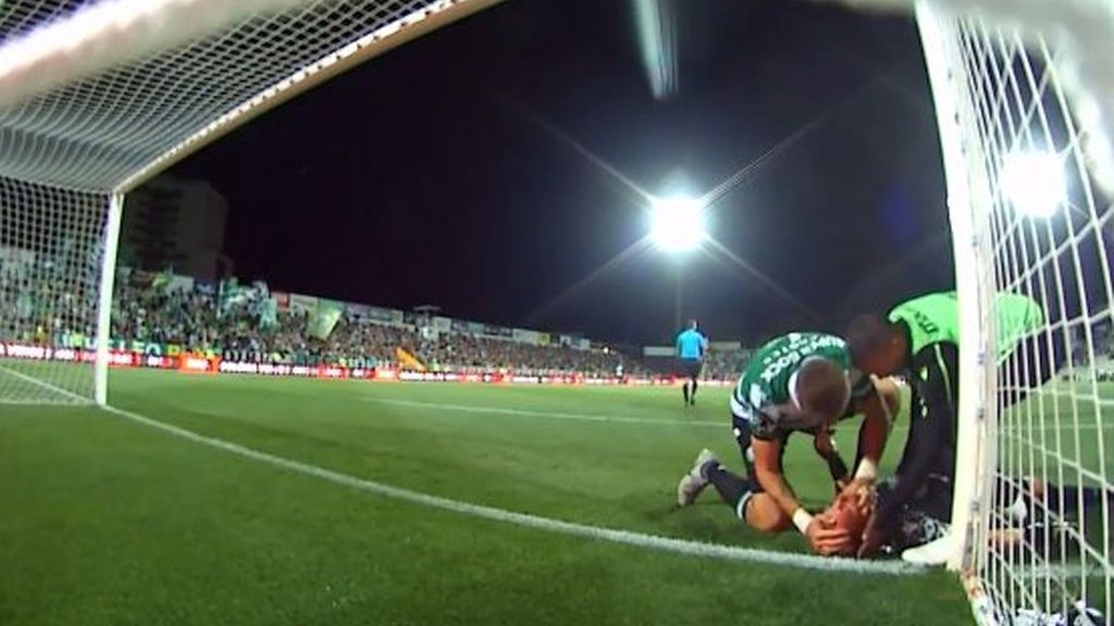 Segundos de angustia: Sebastián Coates atiende a su portero tras un escalofriante golpe contra el palo Segundos de angustia: Sebastián Coates atiende a su portero tras un escalofriante golpe contra el palo