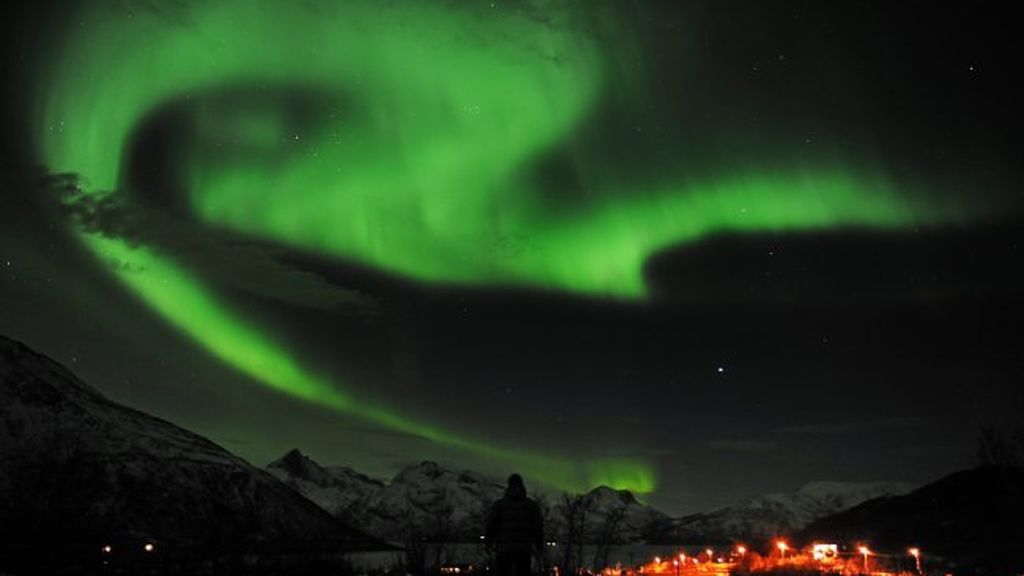 Las auroras boreales iluminan el cielo de la Laponia