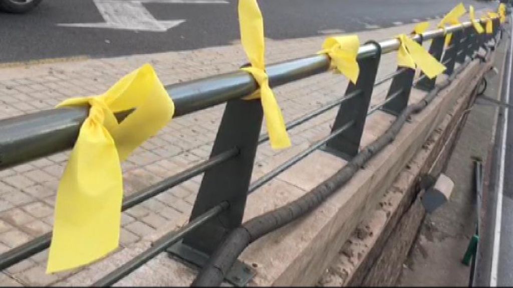 Lazos amarillos en el día de la Comunidad Valenciana