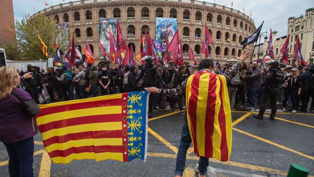 La guerra de las banderas llega a Valencia con la ultraderecha saliendo a la calle