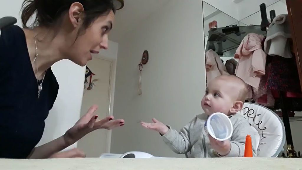 Una bebé de 15 meses no quiere comer y su madre da una lección viral de cómo tomárselo