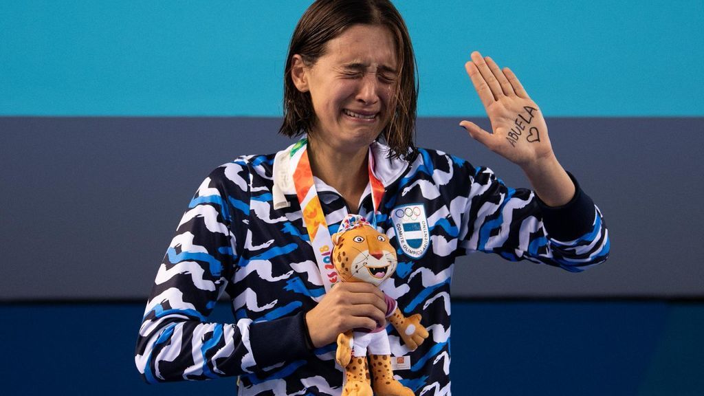 El emotivo homenaje de una nadadora argentina a su abuela fallecida tras ganar una plata en los Juegos Olímpicos de la Juventud