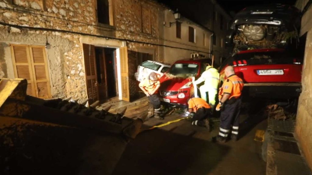 En las calles de Sant Llorens solo hay destrucción tras el desbordamiento del torrente