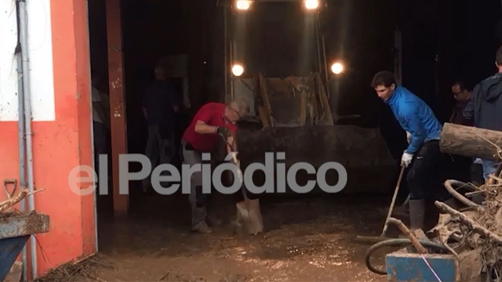 Rafa Nadal se une a las tareas de limpieza en San Llorenç tras las devastadoras lluvias