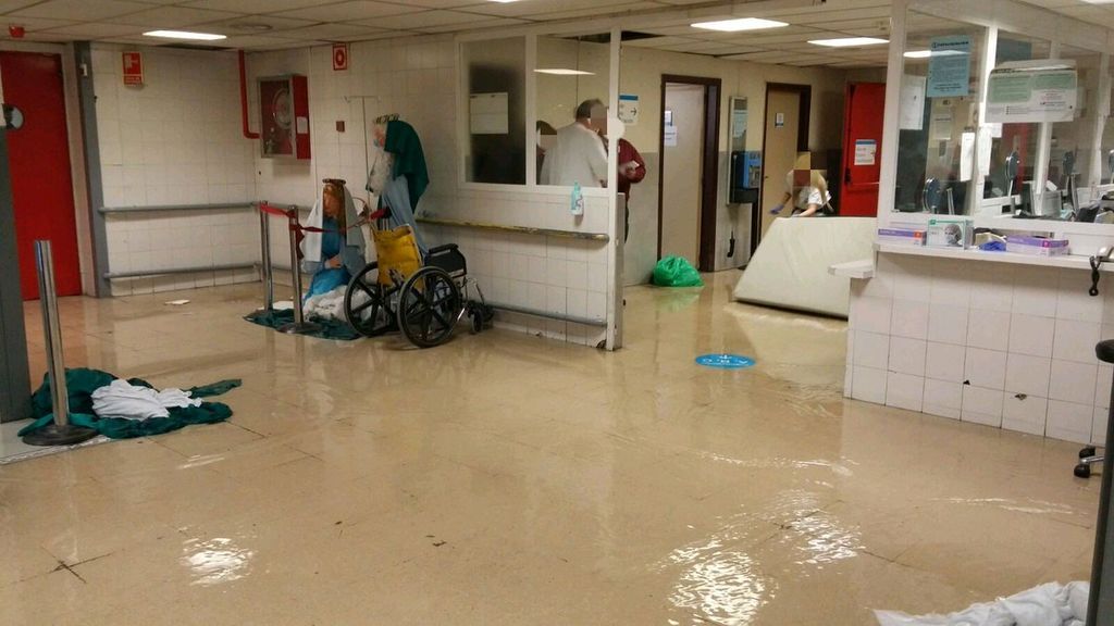 La rotura de una tubería en el hospital de La Paz obliga a cerrar cuatro quirófanos La rotura de una tubería en el hospital de La Paz obliga a cerrar cuatro quirófanos