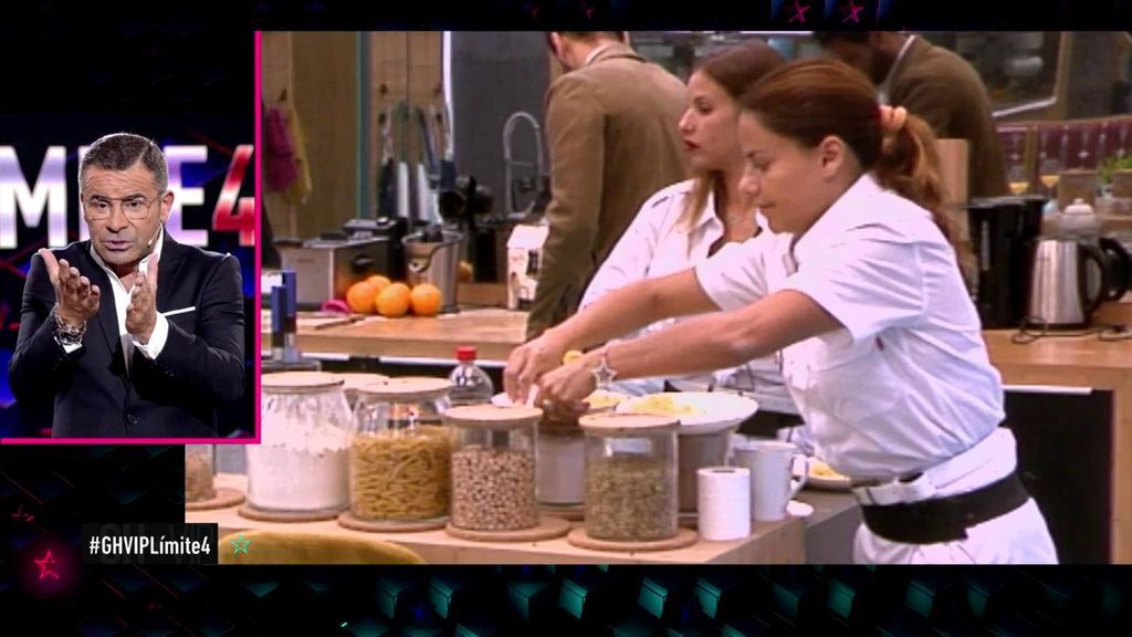 La secuencia completa: Mónica sopla a una servilleta y no escupe sobre la comida de Miriam