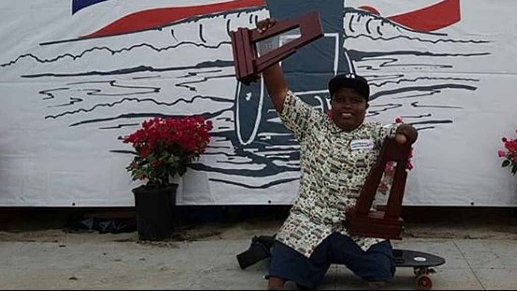 Un niño de 13 años, sin piernas y sin un brazo, gana dos oros en una competición internacional de surf