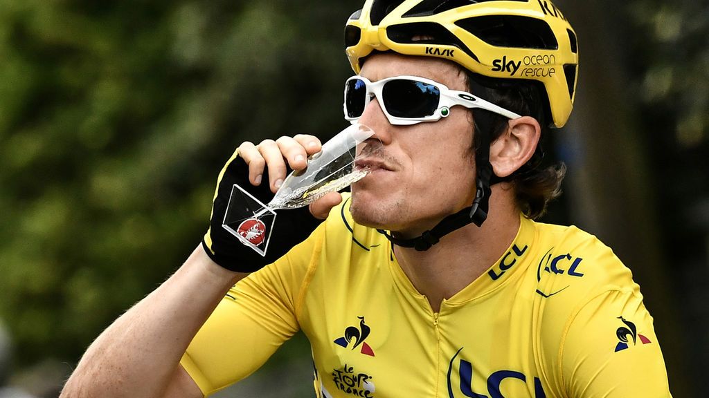 Roban a Geraint Thomas el trofeo de vencedor del Tour mientras participaba en un acto promocional
