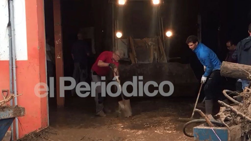 Rafa Nadal se une a los vecinos de San Llorenç des Cardassar en las tareas de limpieza