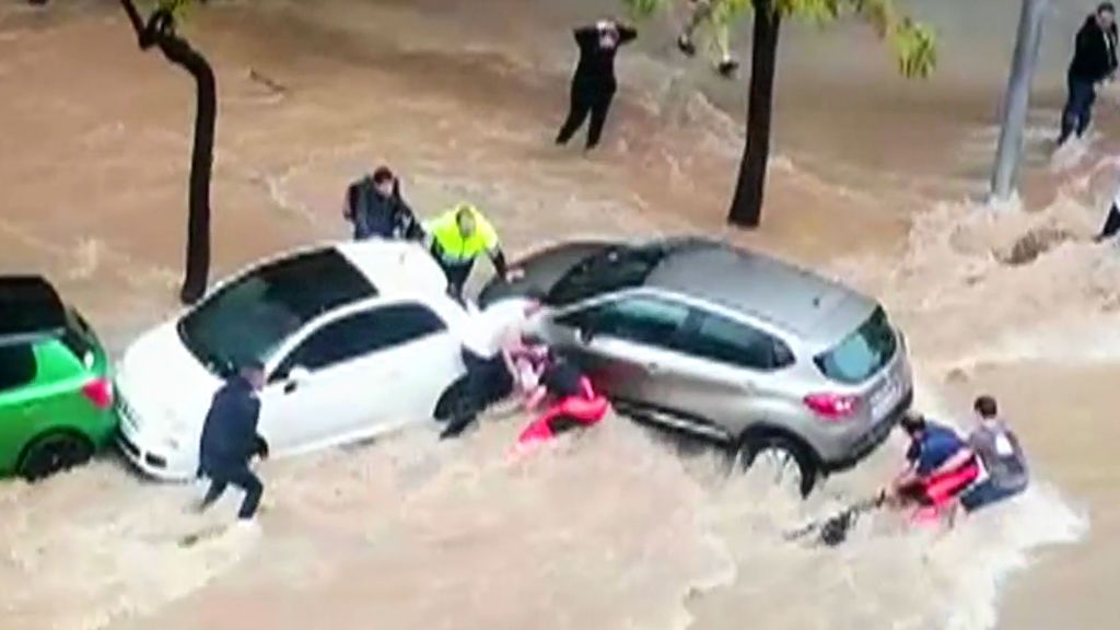 Rescate extremo a dos mujeres atrapadas debajo de un coche en la riada de Tarragona