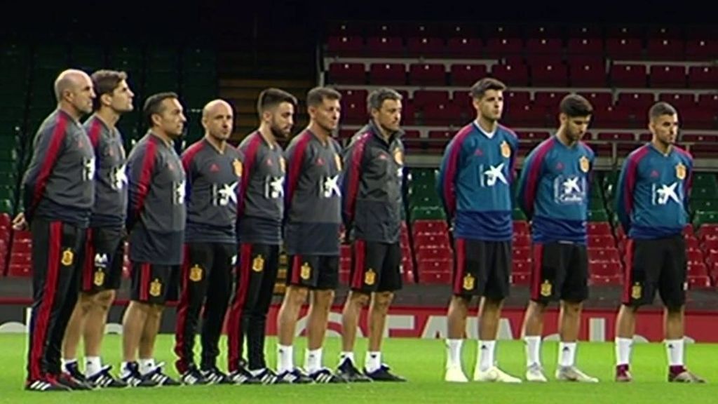 La selección española guarda un minuto de silencio por las víctimas del temporal en Mallorca