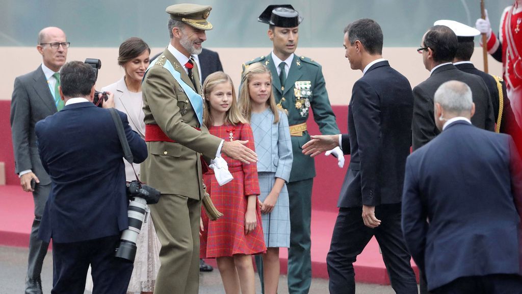 El rey saluda al presidente del Gobierno