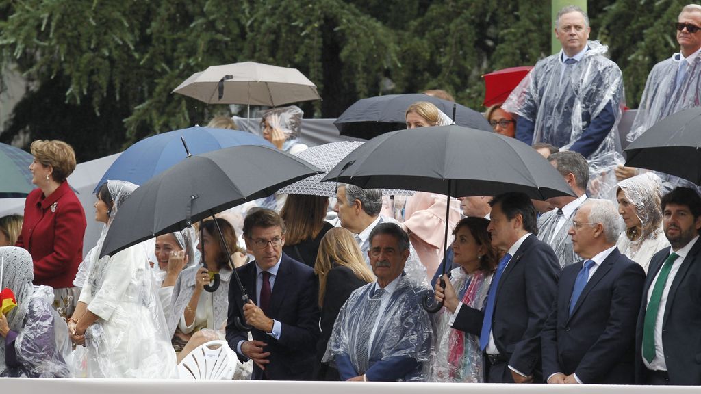 La lluvia desluce el desfile del 12 de octubre