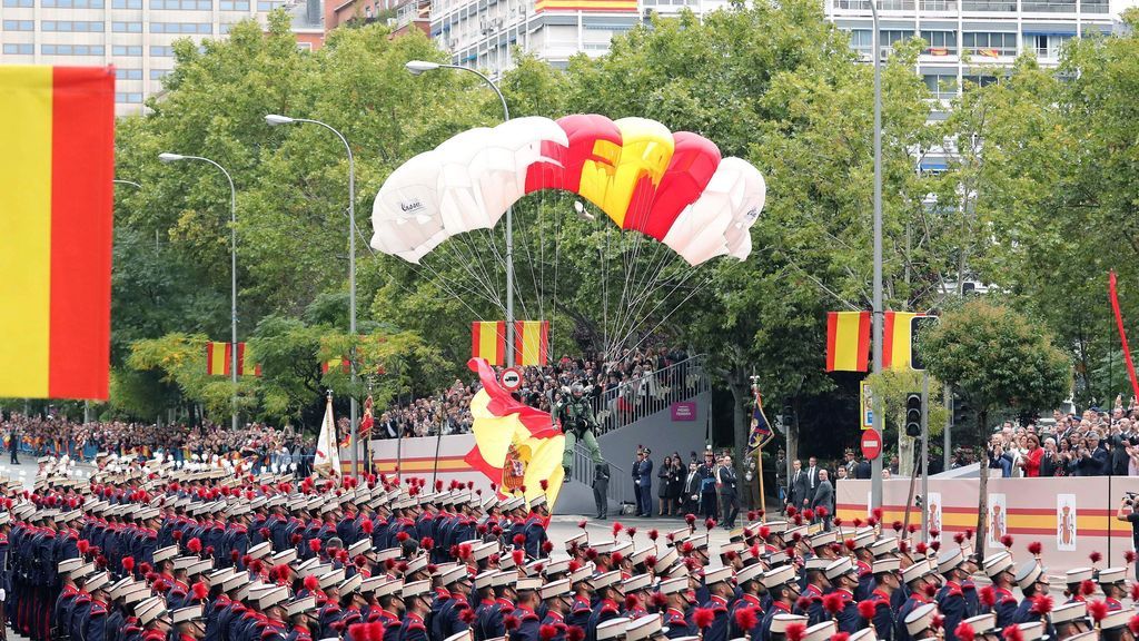 Un paracaidista desciende con la bandera nacional