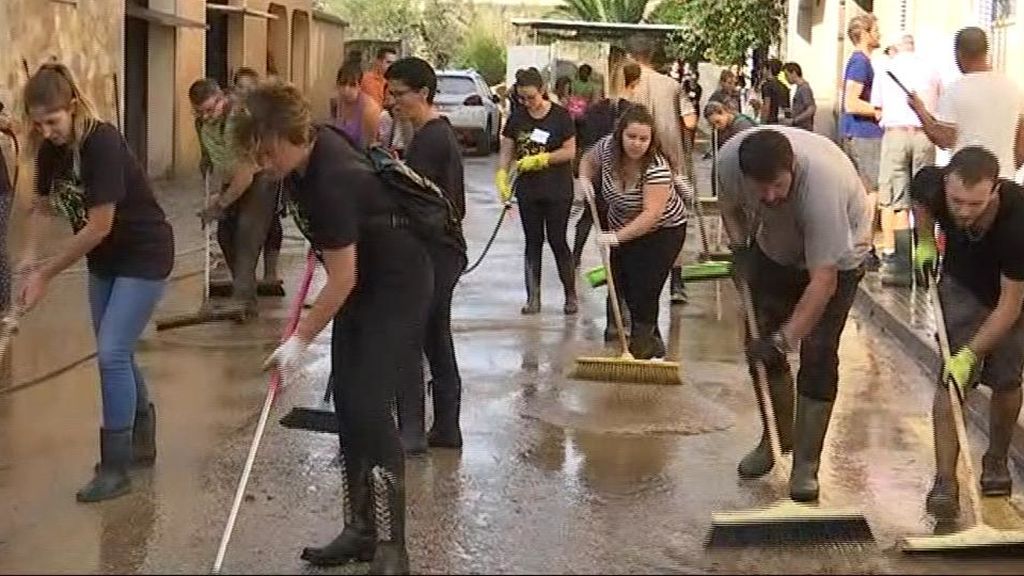 Tres días después de la tragedia, los vecinos con la ayuda de voluntarios siguen limpiando casas enteras