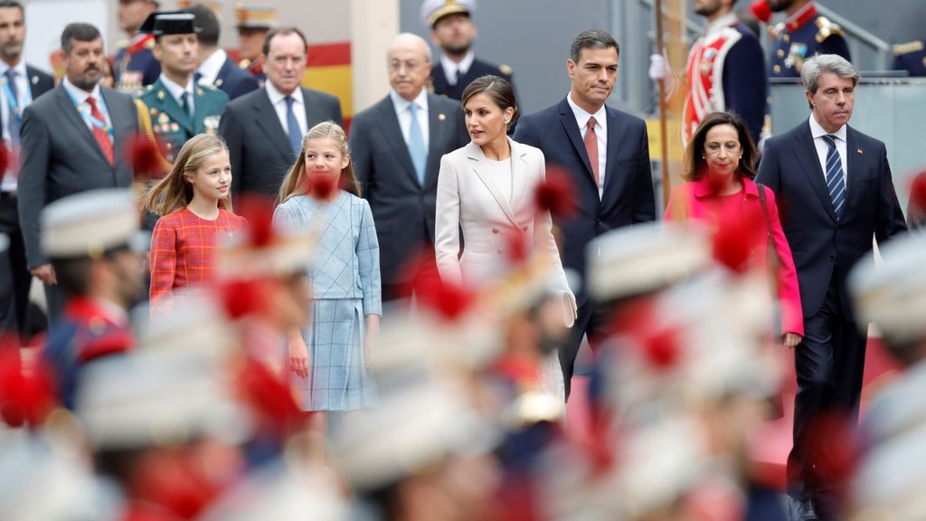 La reina, siempre atenta a sus hijas