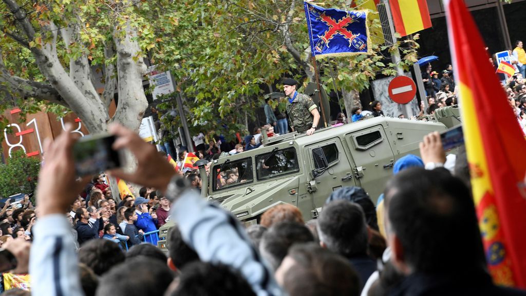 Disfrutan del desfile a pesar del agua