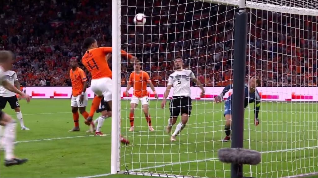 Error clamoroso de marca de Alemania que aprovecha Virgil van Dijk para hacer el primero (1-0)
