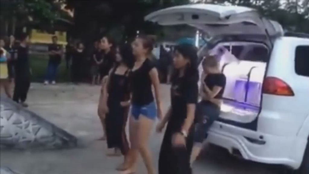 Un grupo de jóvenes bailan durante una cremación para "enviar a su amiga al cielo"