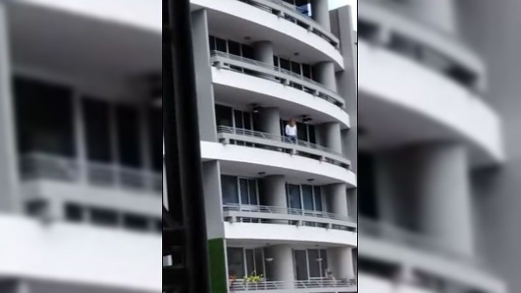 Momento en el que una mujer cae al vacío desde un piso 27 cuando se hacía un selfi