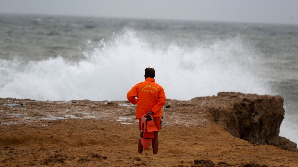 EN DIRECTO. El huracán Leslie ya toca Portugal: las cámaras de Cascais captan el momento
