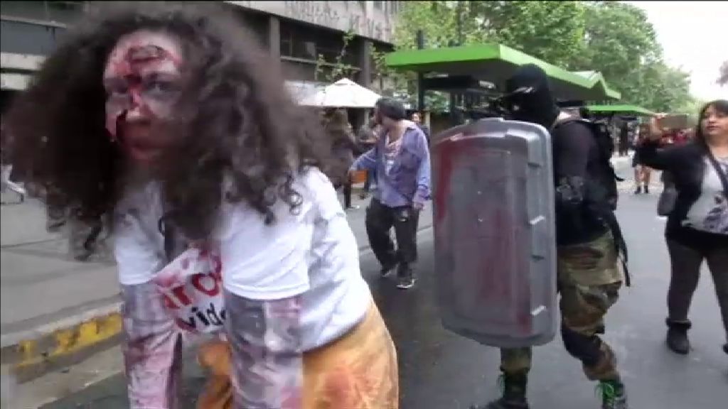 El lado más aterrador de Santiago de Chile: cientos de zombies salen a sus calles
