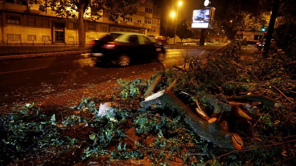 Leslie en imágenes: el huracán deja fuertes rachas de viento y destrozos en Portugal
