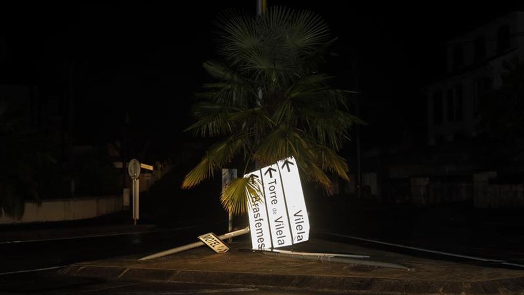 Señal de tráfico derrumbada en Coímbra