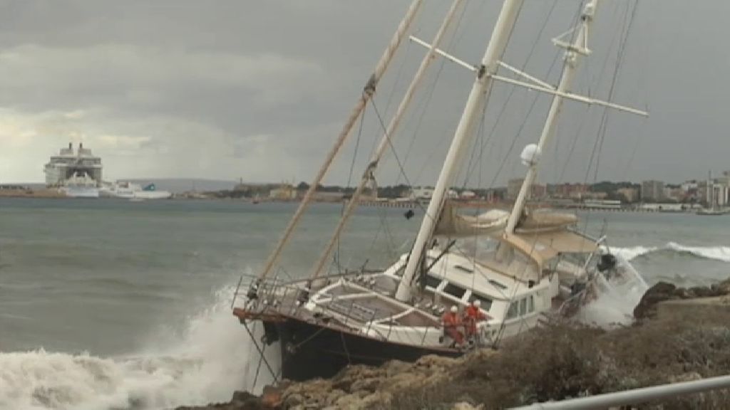 Un velero encalla en la Bahía de Palma