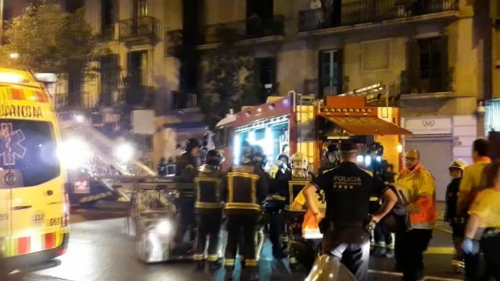Angustioso rescate de los 18 heridos de un incendio en Barcelona