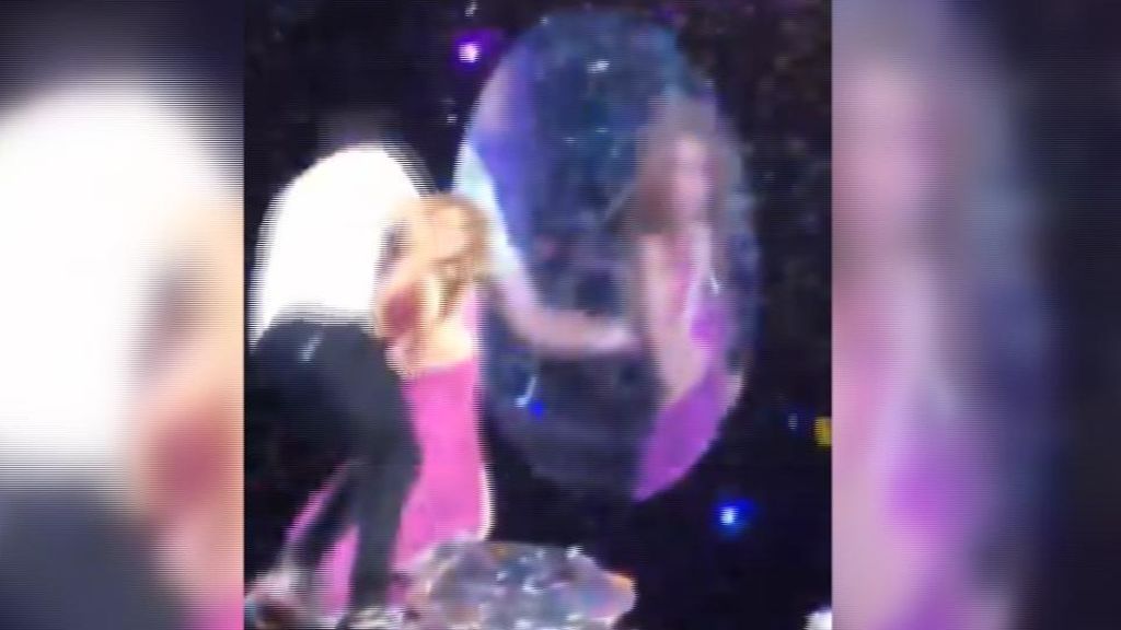 La defensa de Shakira con un seguidor que se subió al escenario en pleno concierto