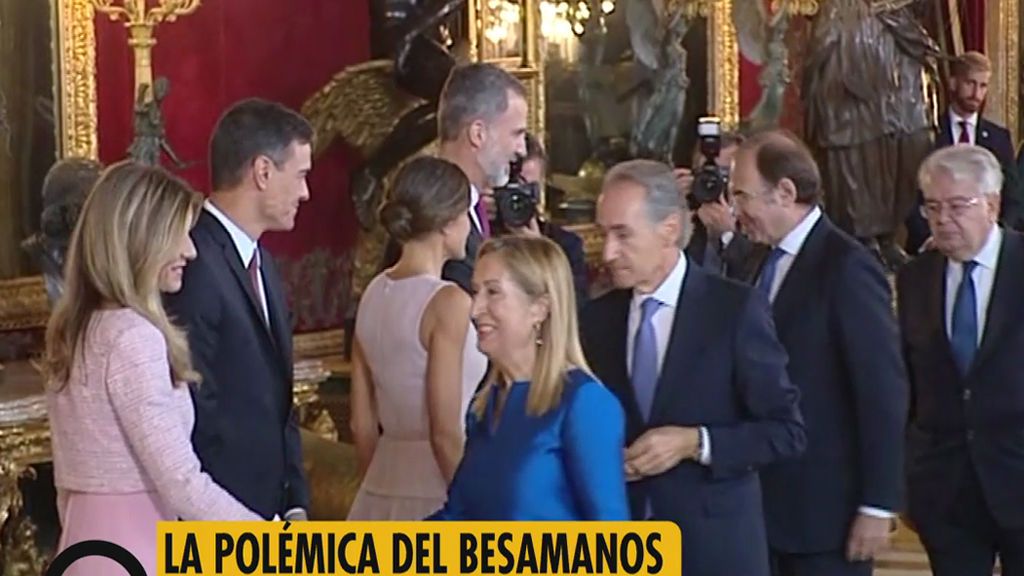 Experta en protocolo: "Pedro Sánchez y su mujer tenían que colocarse un poco más lejos de los Reyes"