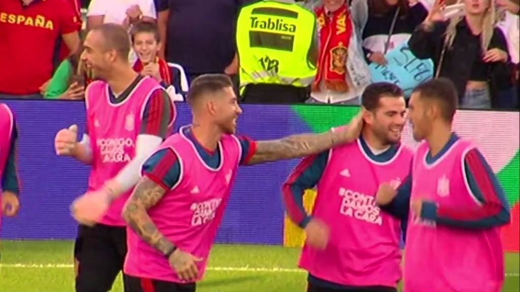 El guiño de la selección española a los enfermos de cáncer... y de Ramos al Betis