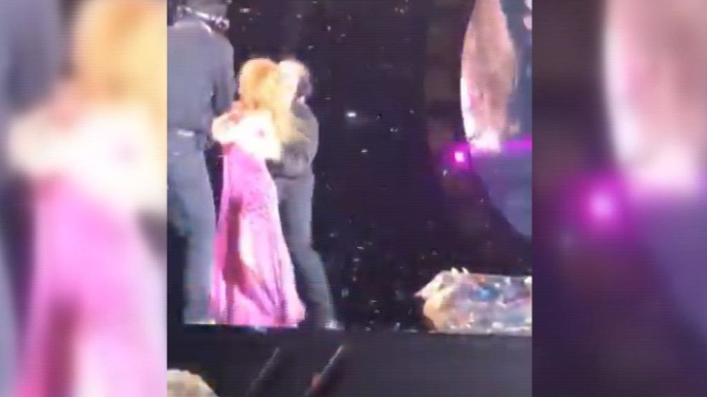 La reacción de Shakira con un fan espontáneo que se abalanzó sobre ella en pleno concierto