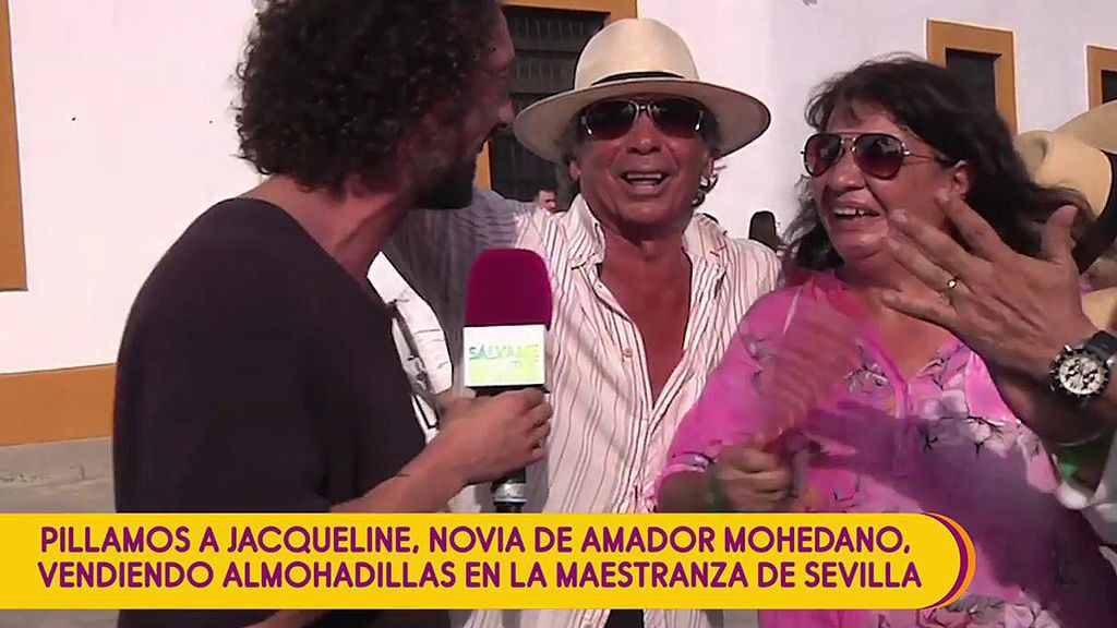 Pillamos a Jacqueline, la novia de Amador Mohedano, vendiendo almohadillas en la Maestranza de Sevilla