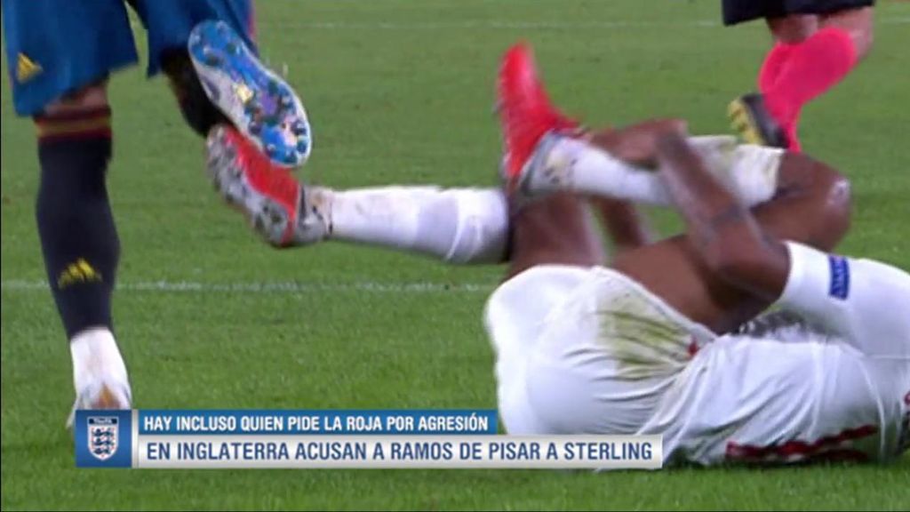 Las imágenes que demuestran que Ramos ni toca a Sterling en el ‘pisotón’ que le acusan en Inglaterra