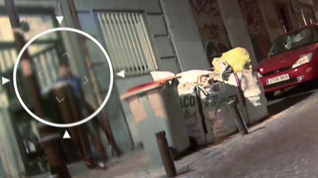 Los narcos del piso de Malasaña donde ha muerto una persona por sobredosis amenazan a los reporteros de 'AR'