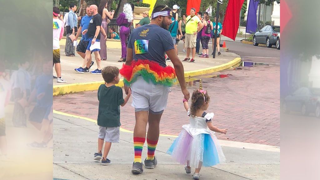 Se encuentran por casualidad con una ‘carrera gay’ y su hija, de dos años y con vestido de arcoíris, da una lección antihomófoba