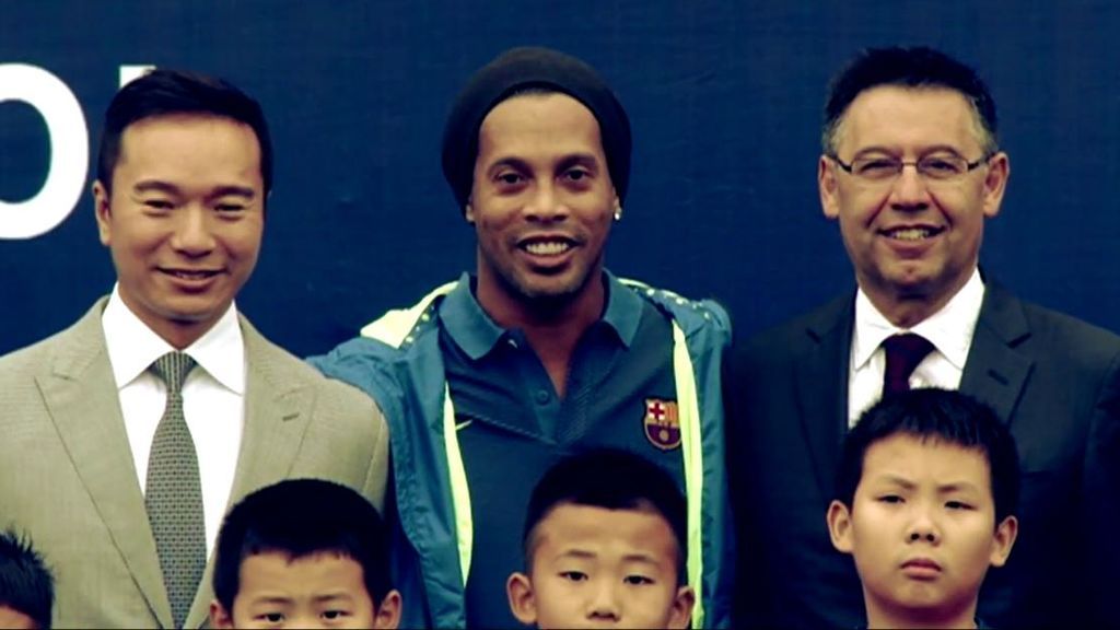 El Barça cancela eventos con Ronaldinho por su apoyo a Jair Bolsonaro, candidato de ultraderecha a la presidencia en Brasil