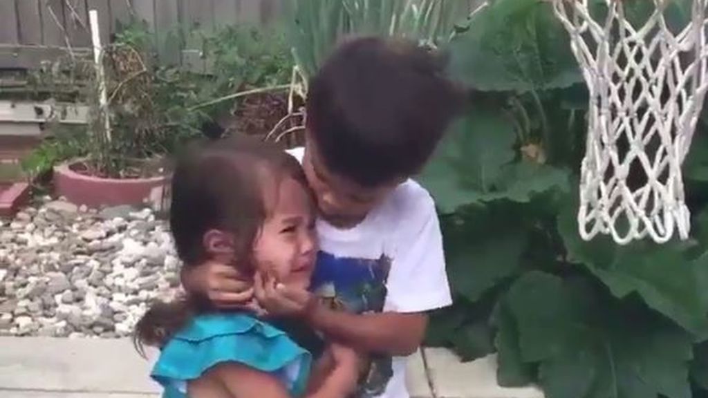 Ve llorar a su hermana y acude al rescate: el adorable gesto de un niño que terminó con la canasta de sus vidas