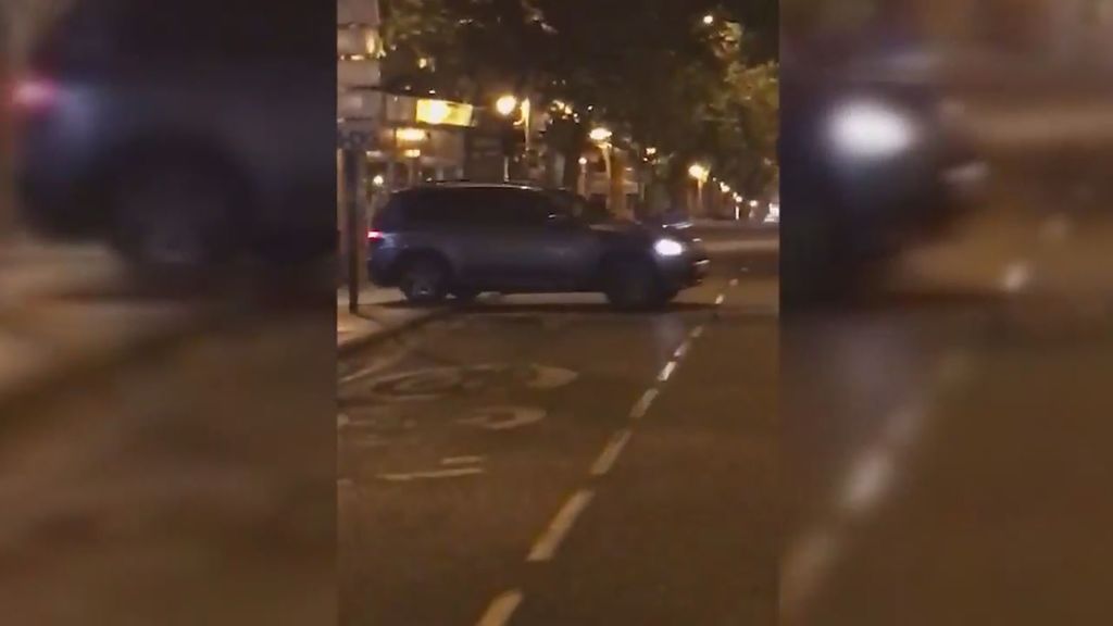 Buscan a las cinco personas que iban en un coche que intentó atropellar a un hombre en Madrid
