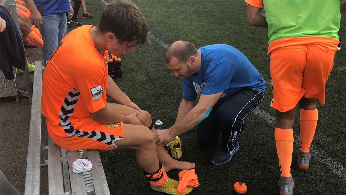 El aplaudido detalle del fisio de un equipo catalán de categoría juvenil con un jugador rival El aplaudido detalle del fisio de un equipo catalán de categoría juvenil con un jugador rival