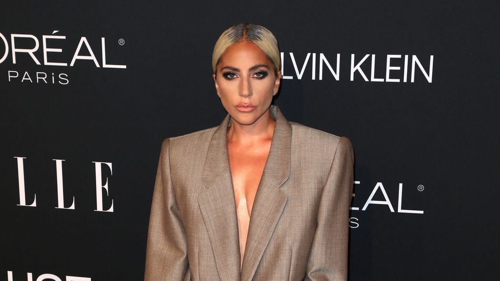 La lección feminista que ha dado Lady Gaga llevando este traje oversize de Marc Jacobs