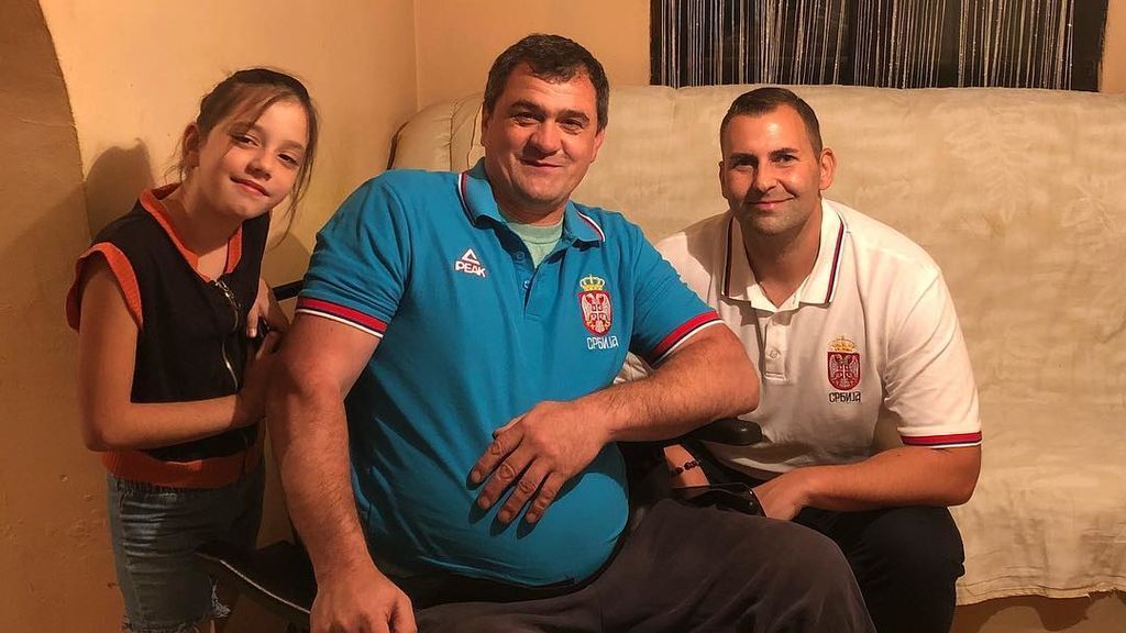 No volverá a empujar la silla de su padre por la montaña: estrella del baloncesto cumple el sueño de esta humilde familia serbia