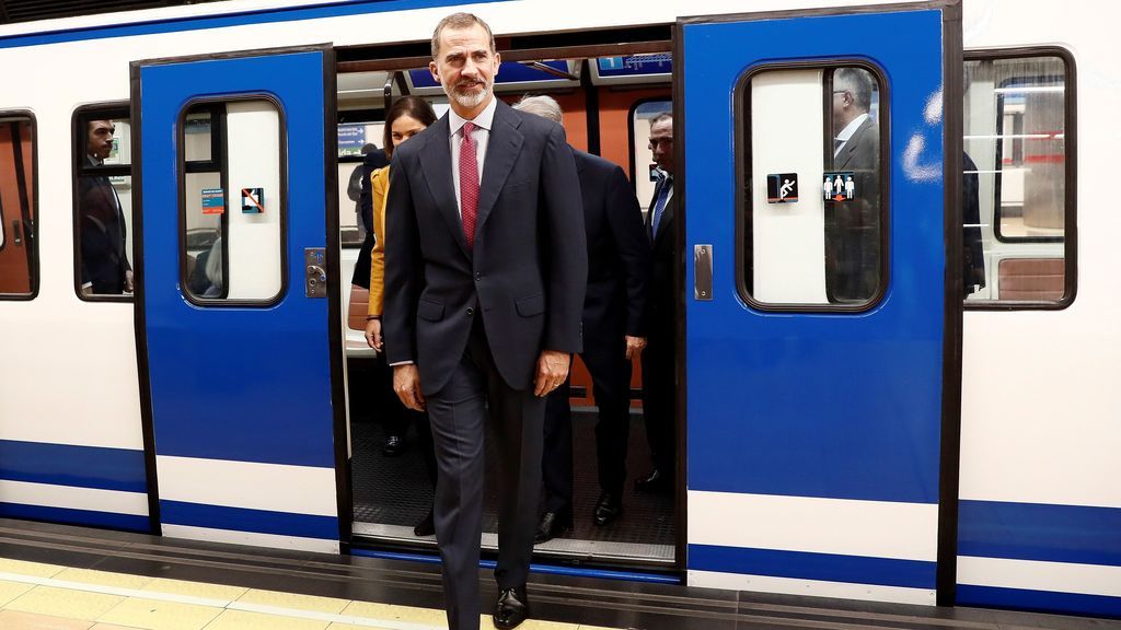 El rey viaja en el Metro por los 100 años de la línea 1
