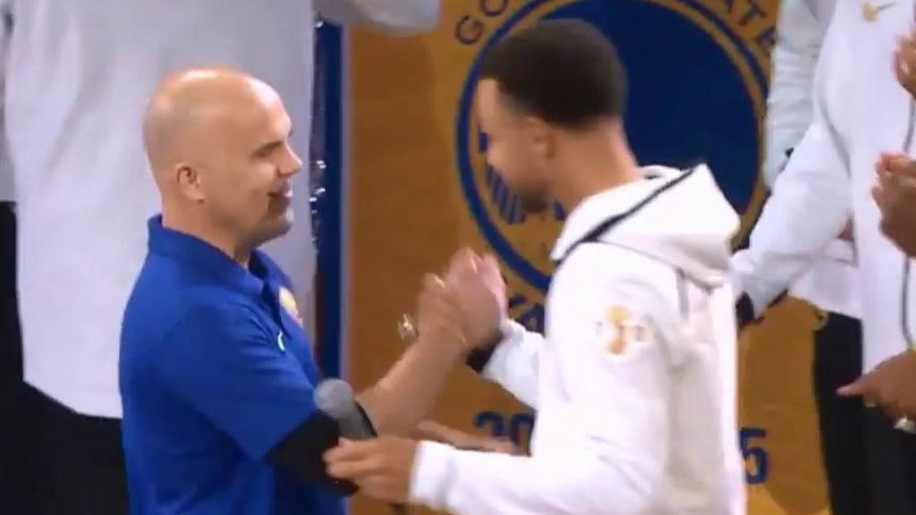 Stephen Curry regala su anillo al director del equipo de operaciones tras más de 30 años en los Warriors