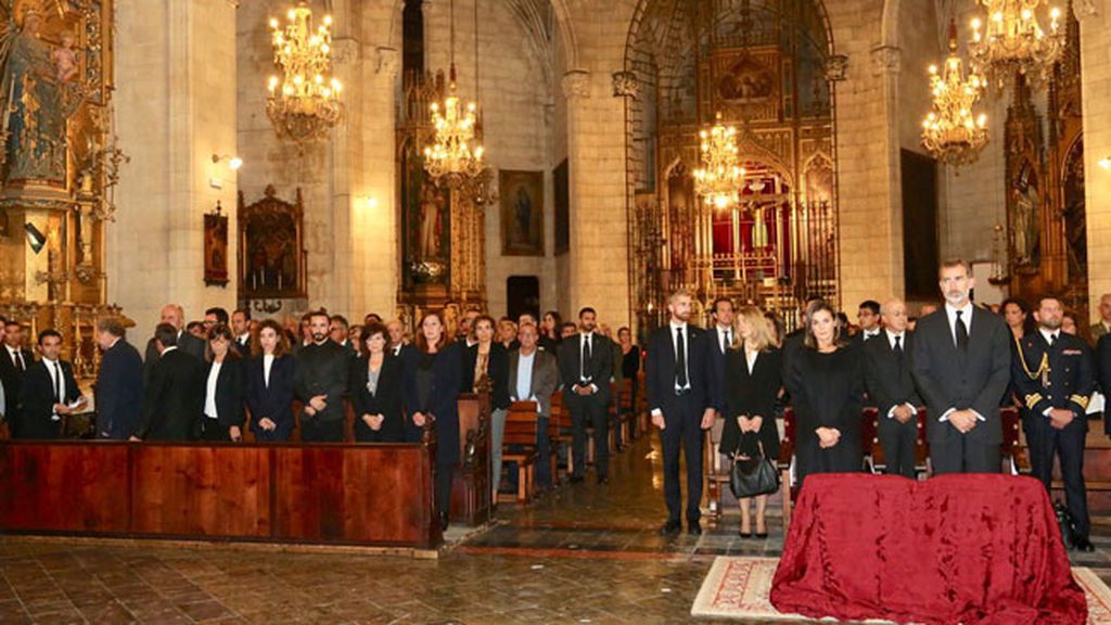 Los Reyes asisten al funeral de Manacor por las víctimas de las inundaciones